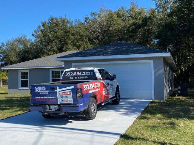 Building Photo - Custom Home - Desirable SE Ocala Neighborhood 3/2/2 **Won't Last**