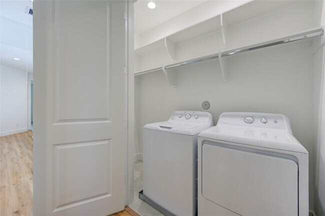 Building Photo - 2708 Noble St