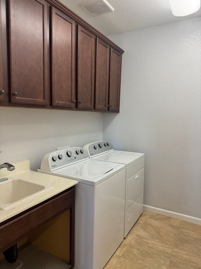 Building Photo - Great location close to Kaiser Roseville