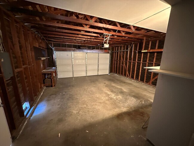 Building Photo - 1613 Carnation Ct