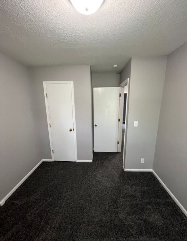 Building Photo - Renovated 3 Bedroom Duplex in Raytown!