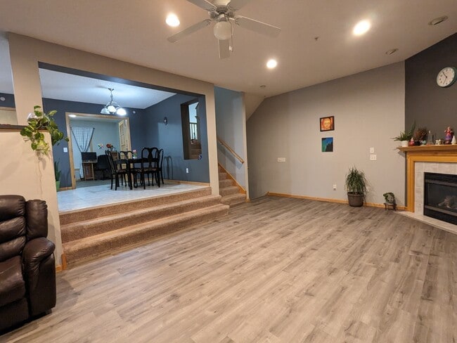 living room grand view with fireplace - 5034 Fountain Ln N