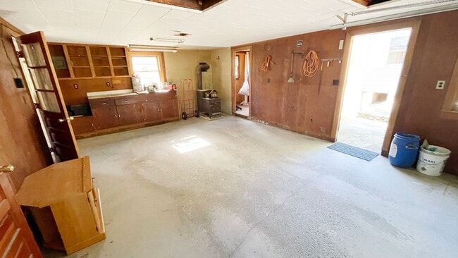 Building Photo - 3 BR House on a Lake 1.5 Baths