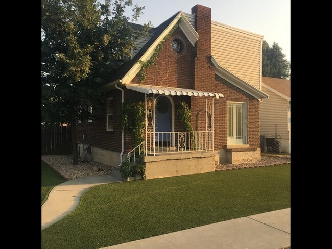 Building Photo - 705 500 N