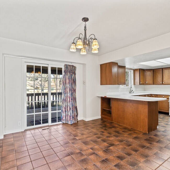 Building Photo - Large Murray 4 Bedroom Home