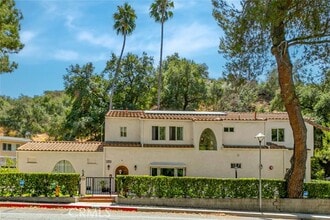 Building Photo - 2644 E Chevy Chase Dr