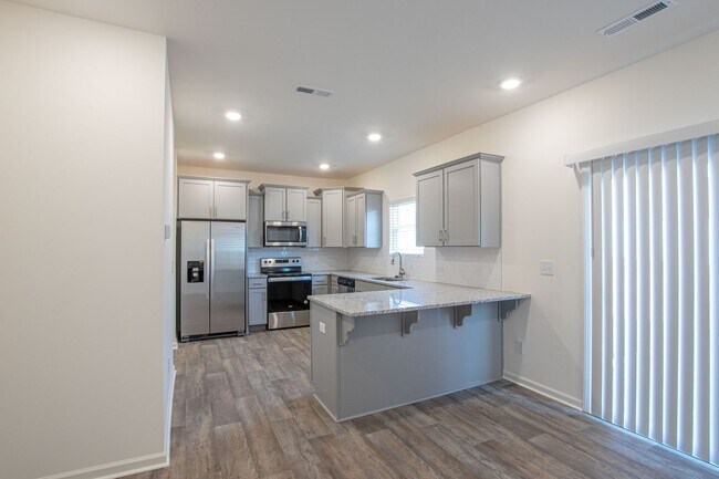 Building Photo - BEAUTIFUL 3BD/2.5BTH Townhome - Belmont - ...