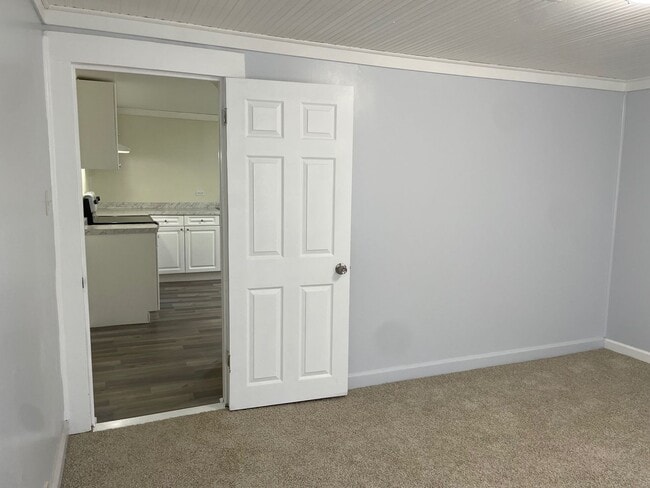 Building Photo - NEWLY RENOVATED 3 BED, 1.5 BATH WITH BONUS...