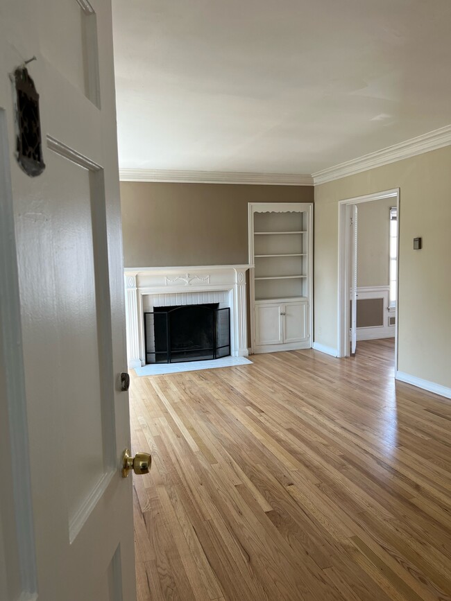 Living room with fireplace and A/C - 1242 Devon Ave