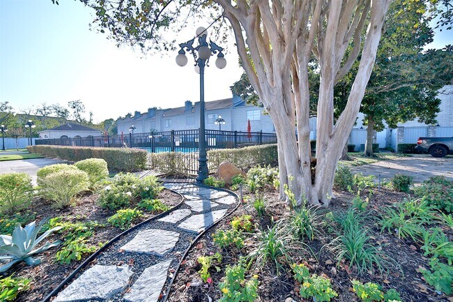 Building Photo - 532 Wilcrest Dr