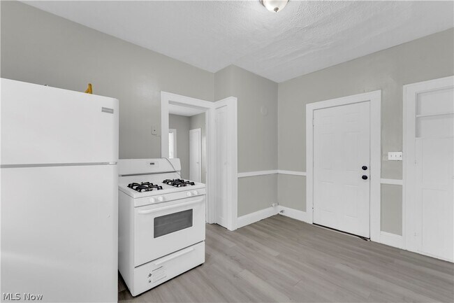 Building Photo - 3652 E 153rd St
