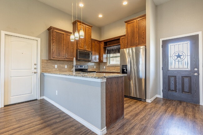 Building Photo - Charming open floor style home!