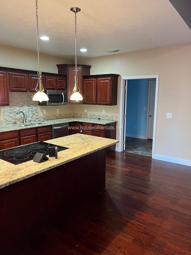 Building Photo - 305 S McVicker Dr