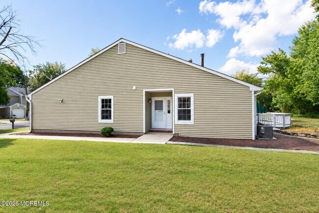 Building Photo - 99 Oak Ln