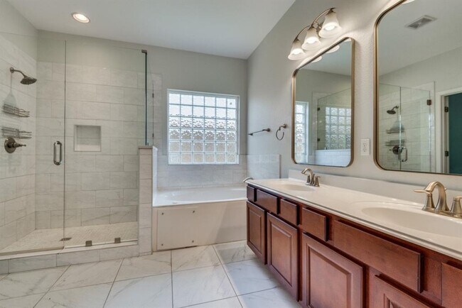 Building Photo - 628 Bottle Brush Dr