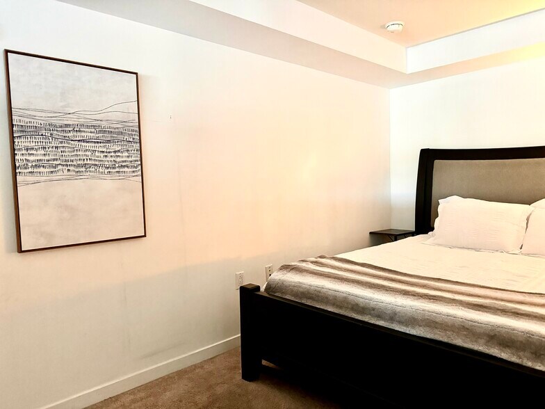 Building Photo - 889 Date St