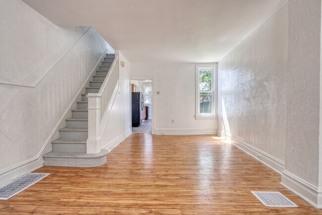 Building Photo - Newly Renovated 3 Bedroom, 1 Bathroom Townhouse