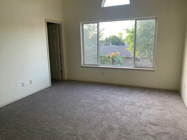 Building Photo - 1367 NE Birkshire Ct