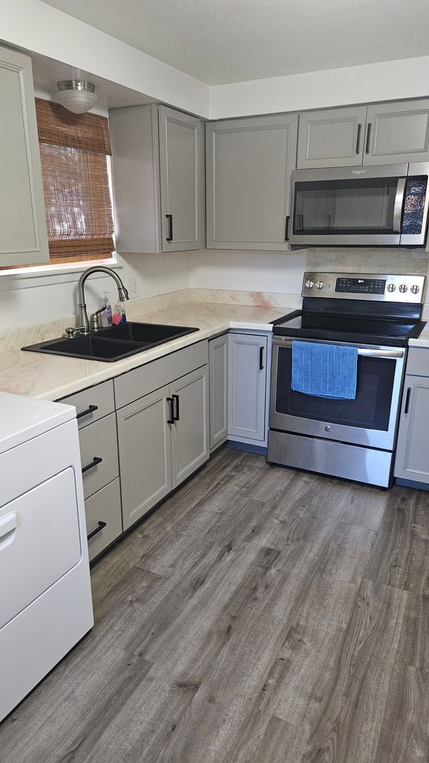 Building Photo - Cute 2 Bedroom Duplex in the Heart of Love...