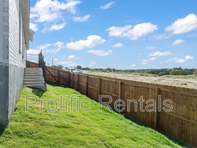 Building Photo - 102 Logan Ct