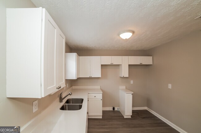 Building Photo - 5885 S Quail Dr