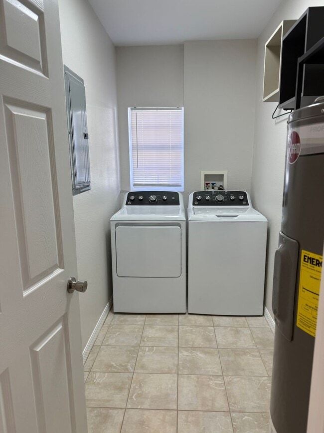 Building Photo - Awesome location and close to a park!