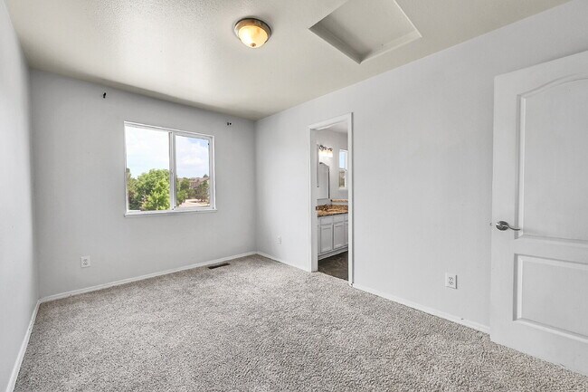 Building Photo - $2,995, 4 bed, 3.5 bath, located in Monume...
