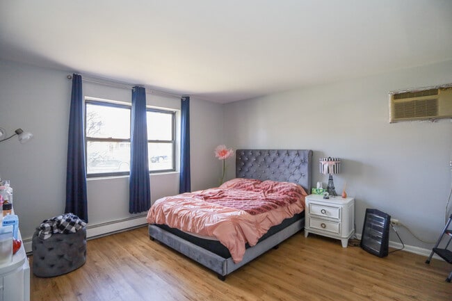 Building Photo - 9020 Lamon Ave