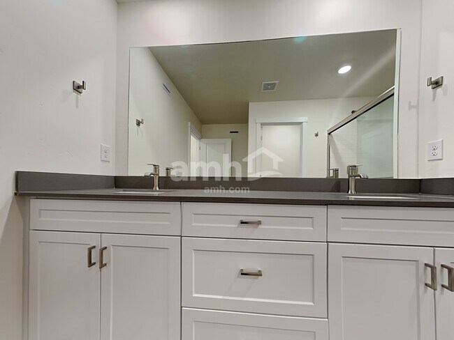 Building Photo - 1053 Woodsome Ave