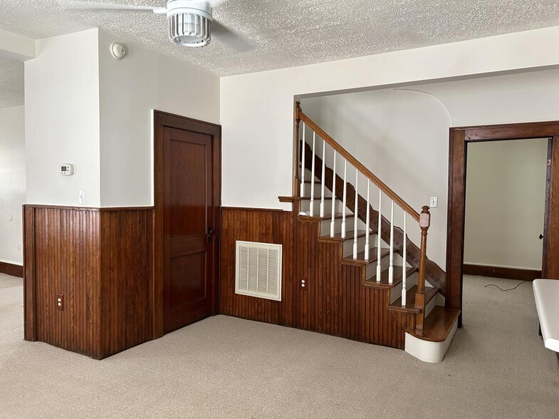 Stairs - 2317 Moir St NE