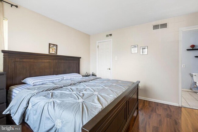 Building Photo - 1102 Diamond Dr
