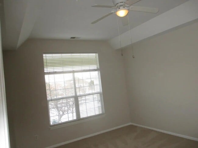 Building Photo - 892 Boxwood Dr