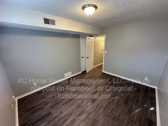 Building Photo - 9223 E 54th St