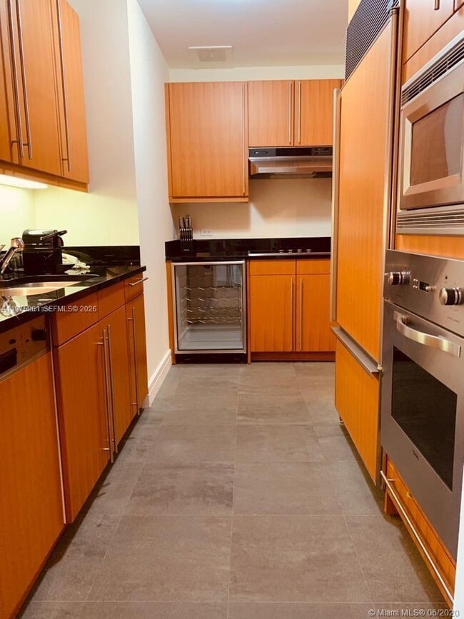 Building Photo - 1425 Brickell Ave