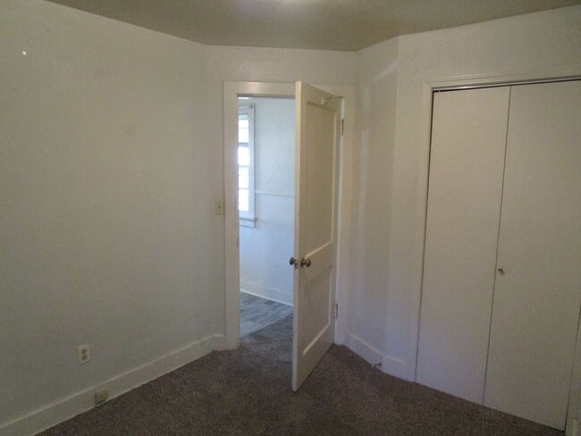 Building Photo - *PRICE REDUCED* 1 Bedroom Duplex Right Next to Library - Water/Sewer Included! Available NOW!