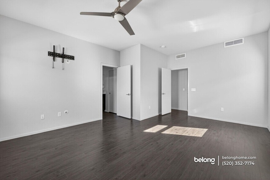 Building Photo - 864 E Park Modern Dr