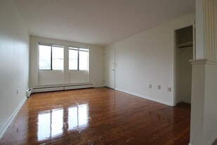 Building Photo - 20 Henderson Dr