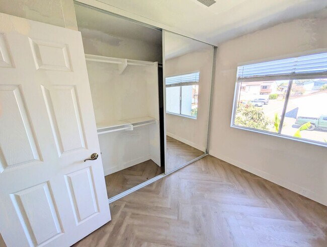 Building Photo - AWESOME 2 BED/1.5 BATH WITH LARGE YARD+WRA...