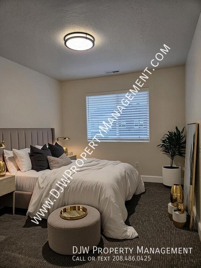 Building Photo - 1334 N Meadowglen Ave