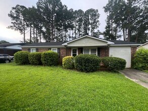 Building Photo - 3 BEDROOM MADE FOR YOU - Available for Mov...