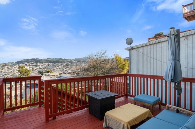Building Photo - UPDATED LARGE BRIGHT 1800sf 3BR/2BA/1GR In...