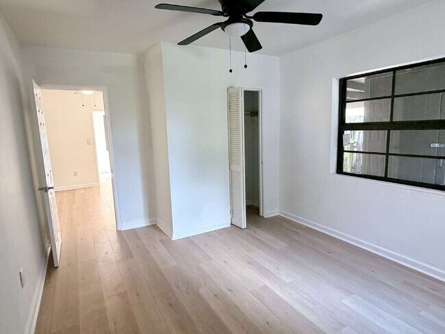 Building Photo - "Charming 1-Bedroom Retreat in West Palm Beach – Spacious 700 Sq Ft Haven!"