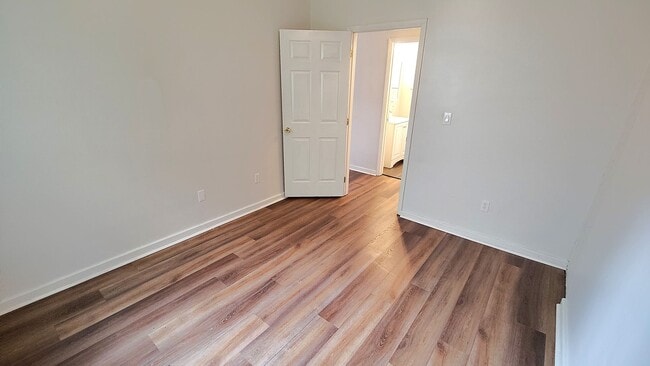 Building Photo - 409 Kingsboro St