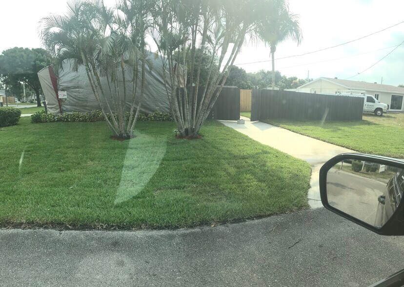 Long private driveway and double fence gates to park inside. - 1818 Meadow Ct