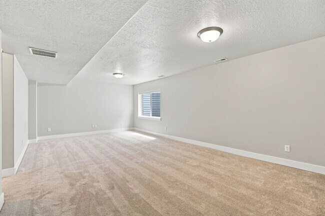 Building Photo - Great 3 Bed 3.5 Bath Townhome in Bluffdale!!