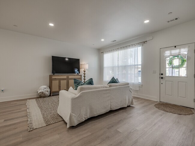 Building Photo - 1640 N Leverett Ave