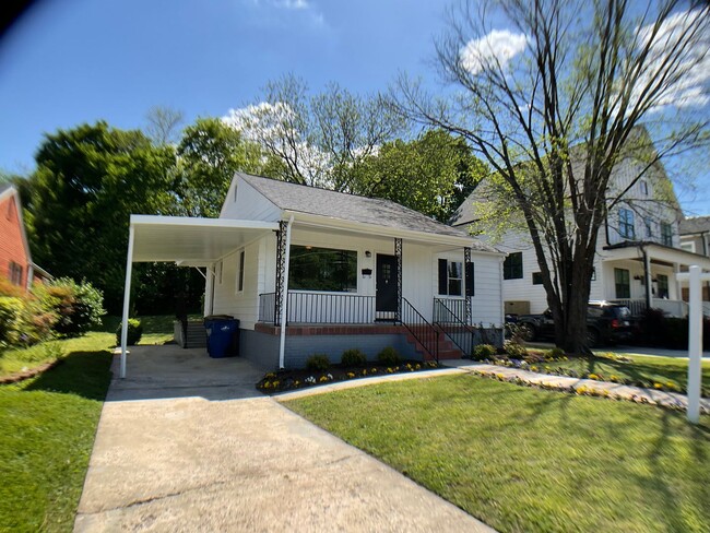 Building Photo - Adorable Bungalow Next to Downtown Raleigh!