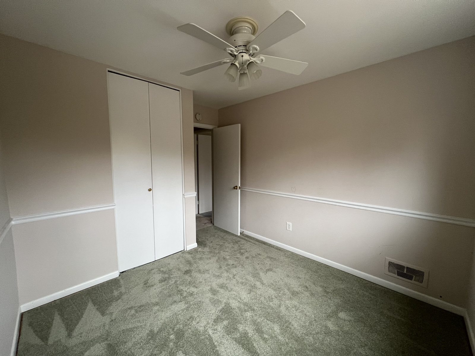 Building Photo - 10600 Kenilworth Ave