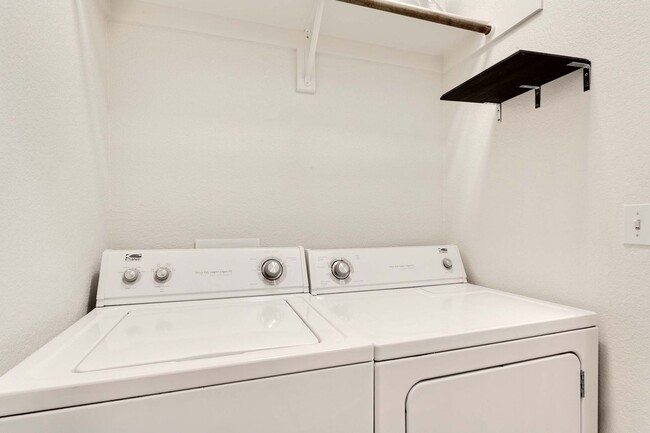 Building Photo - 1/2 OFF FIRST MONTH RENT - 3 bed, 2 bath C...