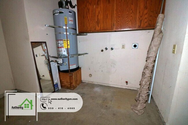 Building Photo - 1844 Breckenwood, Short Trip to the park. ...